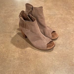 Womens TOMS shoes size 7.5